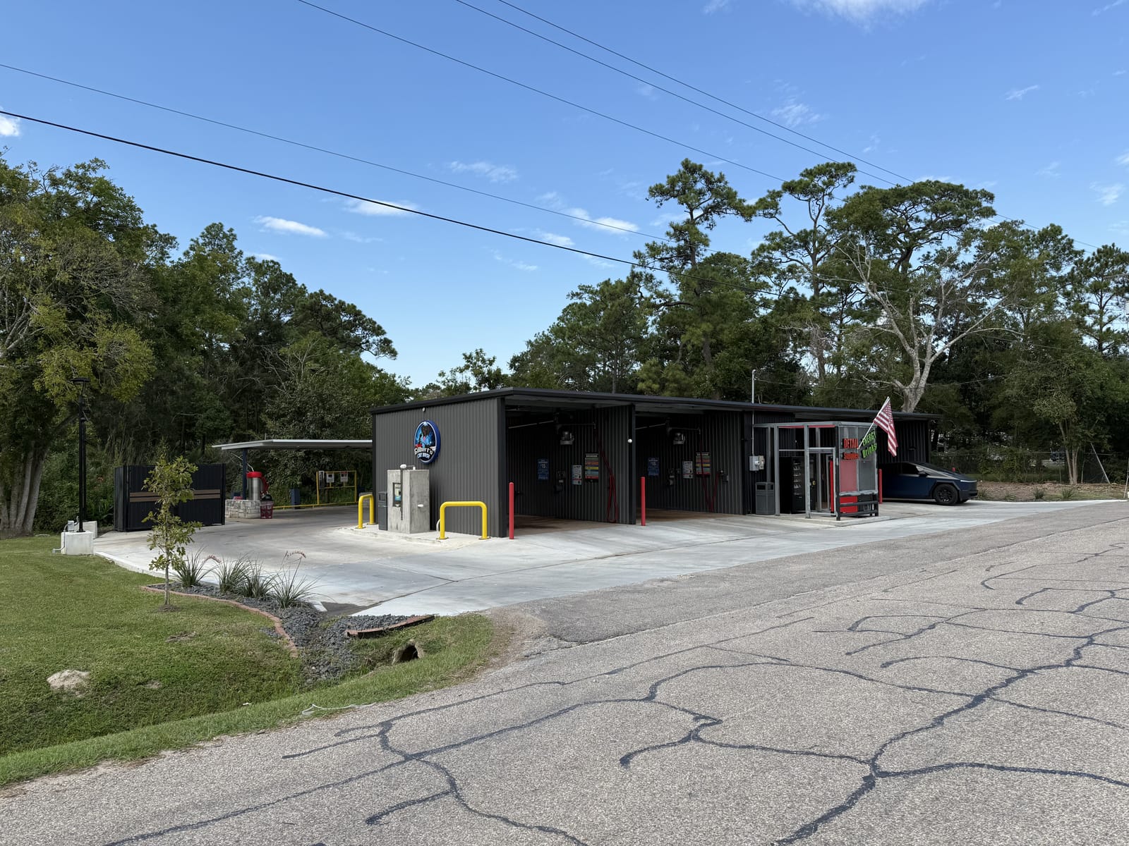 Front view of Gilbert's Car Wash in Dickinson, TX.